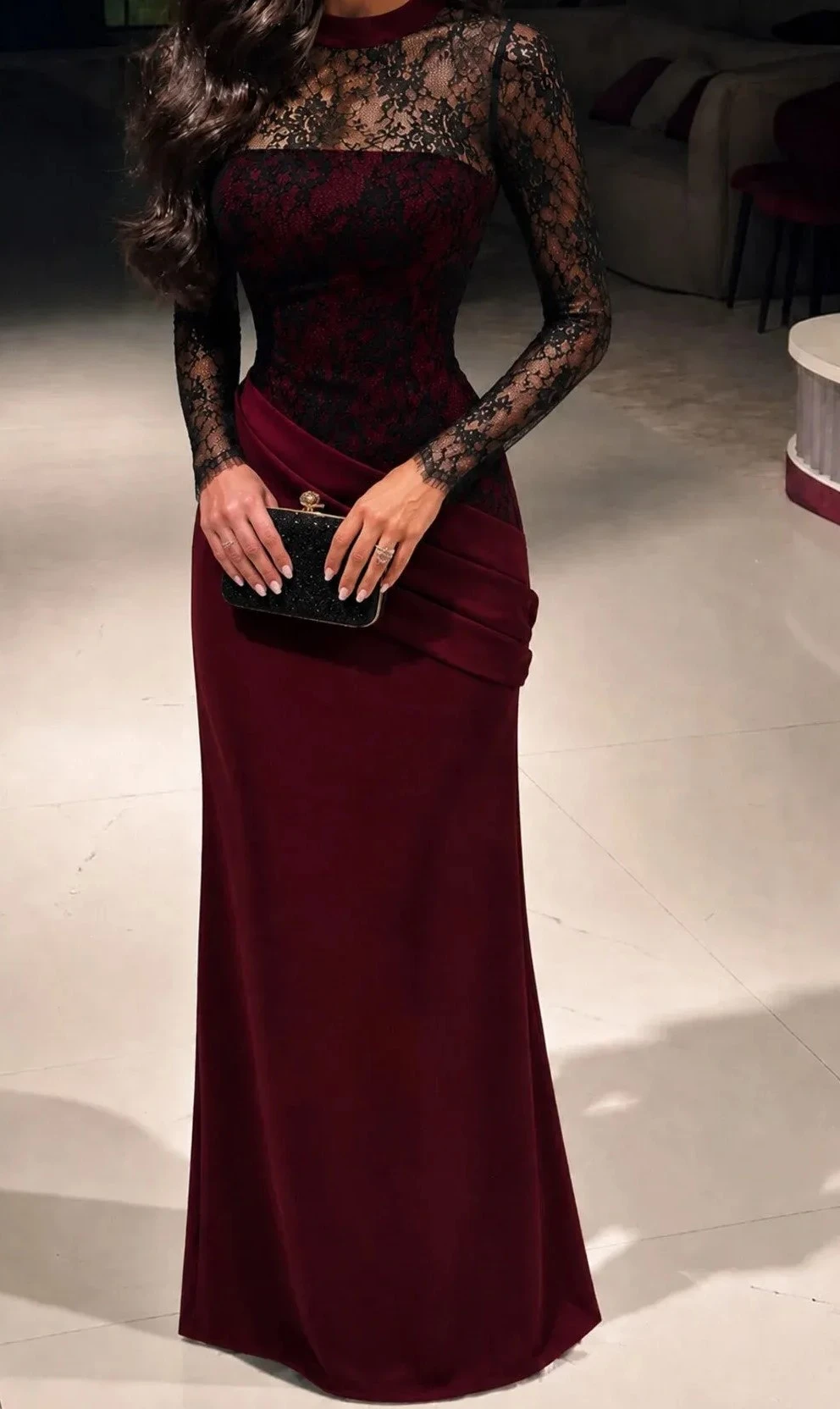 Bamah فستان باللون البرغندي بتفاصيل دانتيل راقيه وانيقه